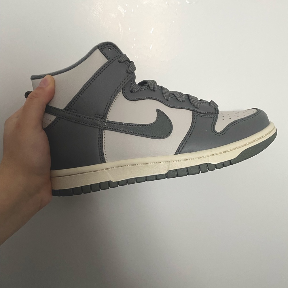 NIKE DUNK HIGH SE (GS) LIGHT BONE/ TUMBLED GREY